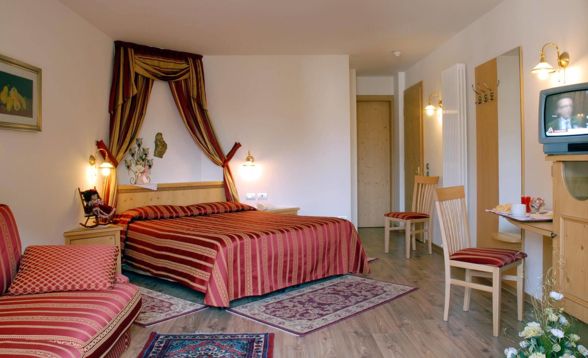 Hotel Sass Maor Fiera di Primiero Kültér fotó